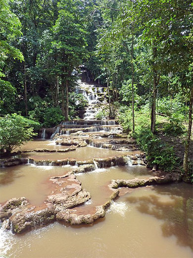 Dans le Namtok Pacharoen National Park Tak, près de Mae Sot Dans le Namtok Pacharoen National Park Tak, près de Mae Sot