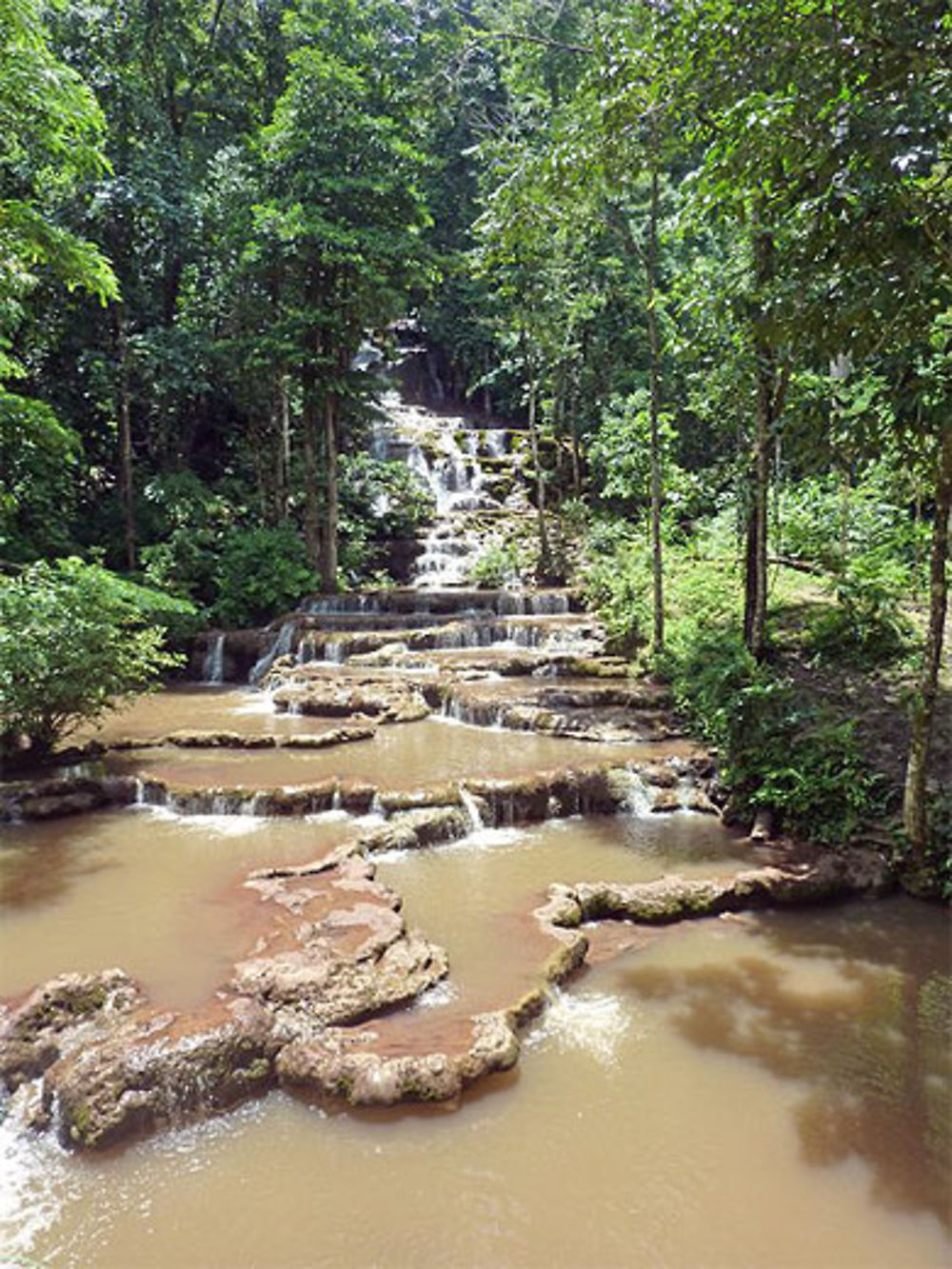 Dans le Namtok Pacharoen National Park Tak, près de Mae Sot