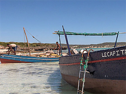 Bateaux de pêche sur la mer d'émeraude