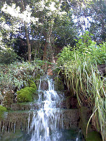 Cascade dans le jardin qui mène à l'Alhambra