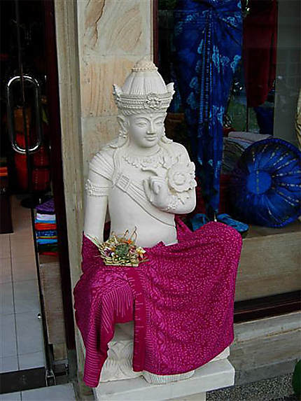 Statue habillée devant une boutique à Ubud