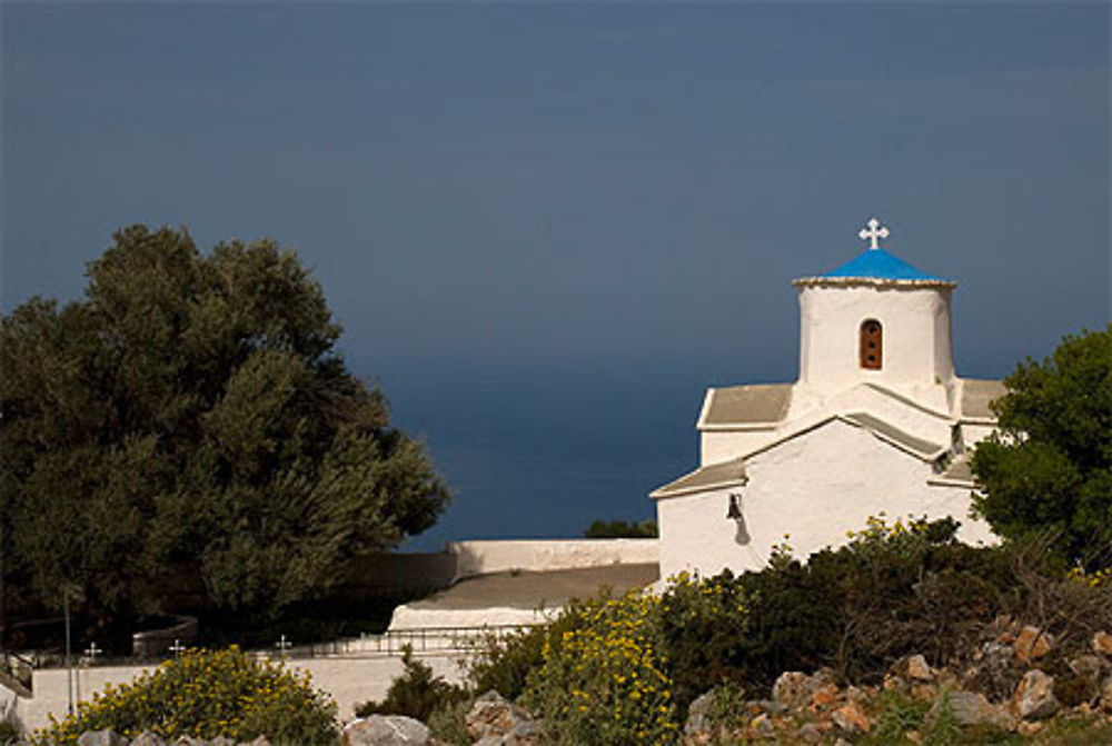 Chapelle dominant la mer