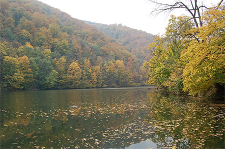 Le lac Hámori a Lillafüred, en automne Le lac Hámori a Lillafüred, en automne