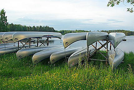 Canoés au bord du lac