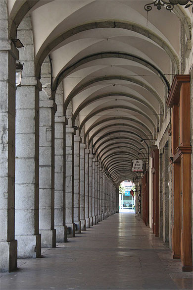 Chambéry - Arcades de la rue de Boigne Chambéry - Arcades de la rue de Boigne