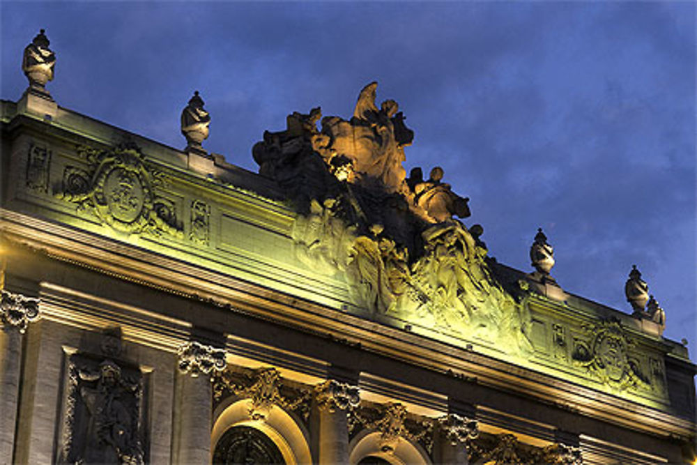 Fronton de l'opéra, place du Théâtre, Lille