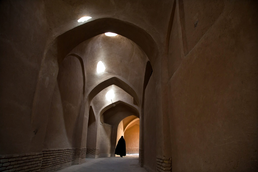 Femme dans les rues de Yazd Femme dans les rues de Yazd