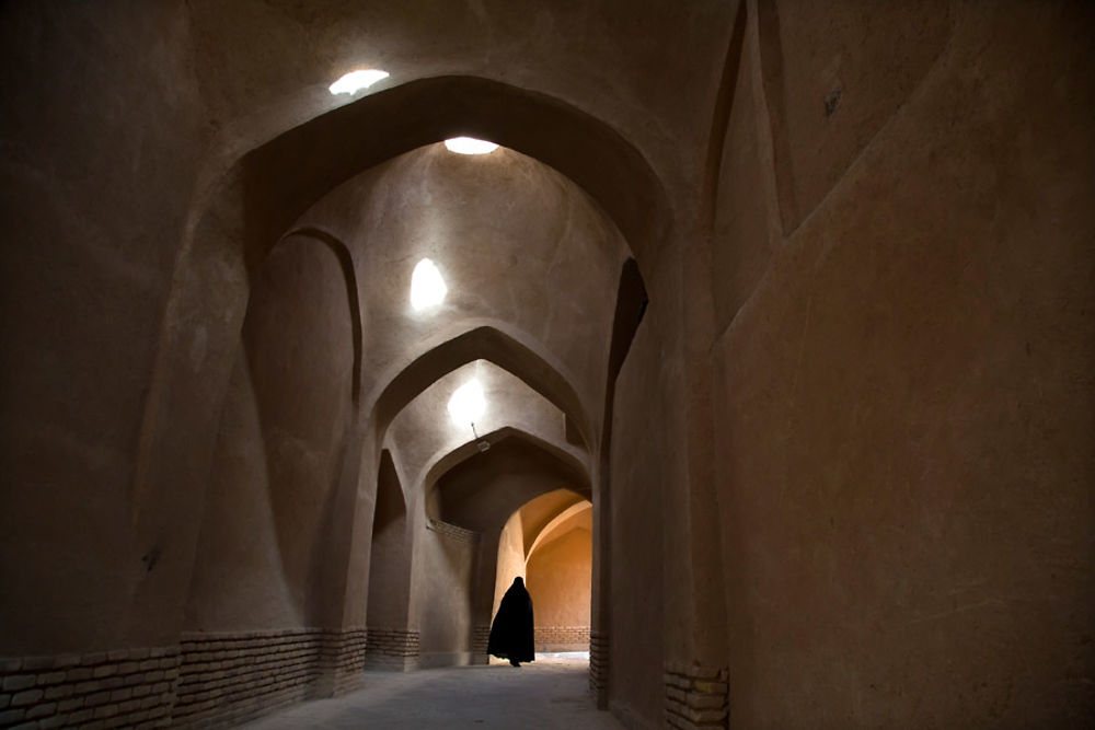 Femme dans les rues de Yazd