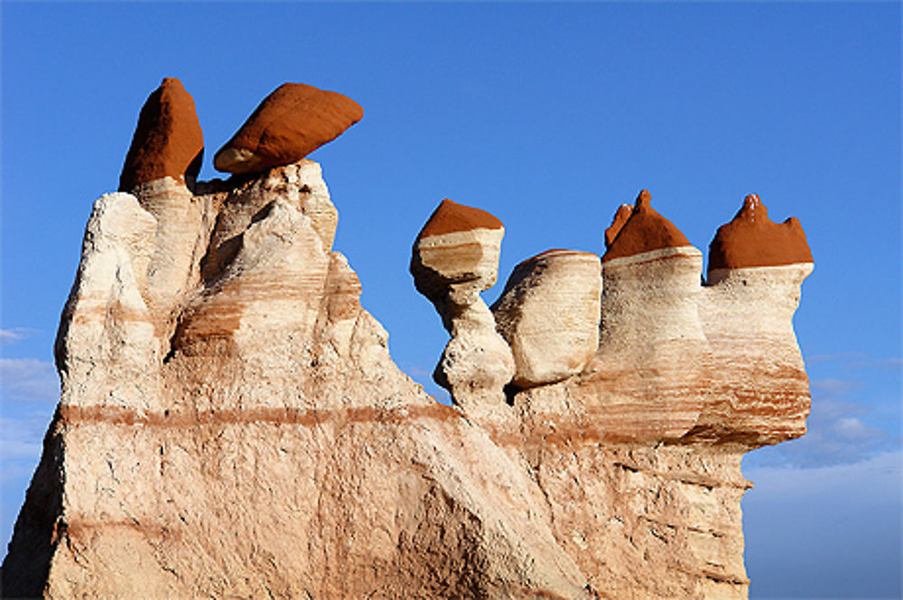 Hoodoos aux chapeaux rouges