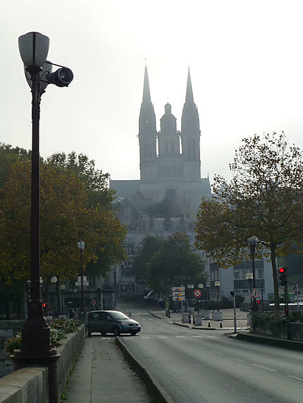 Angers sous une brume matinale