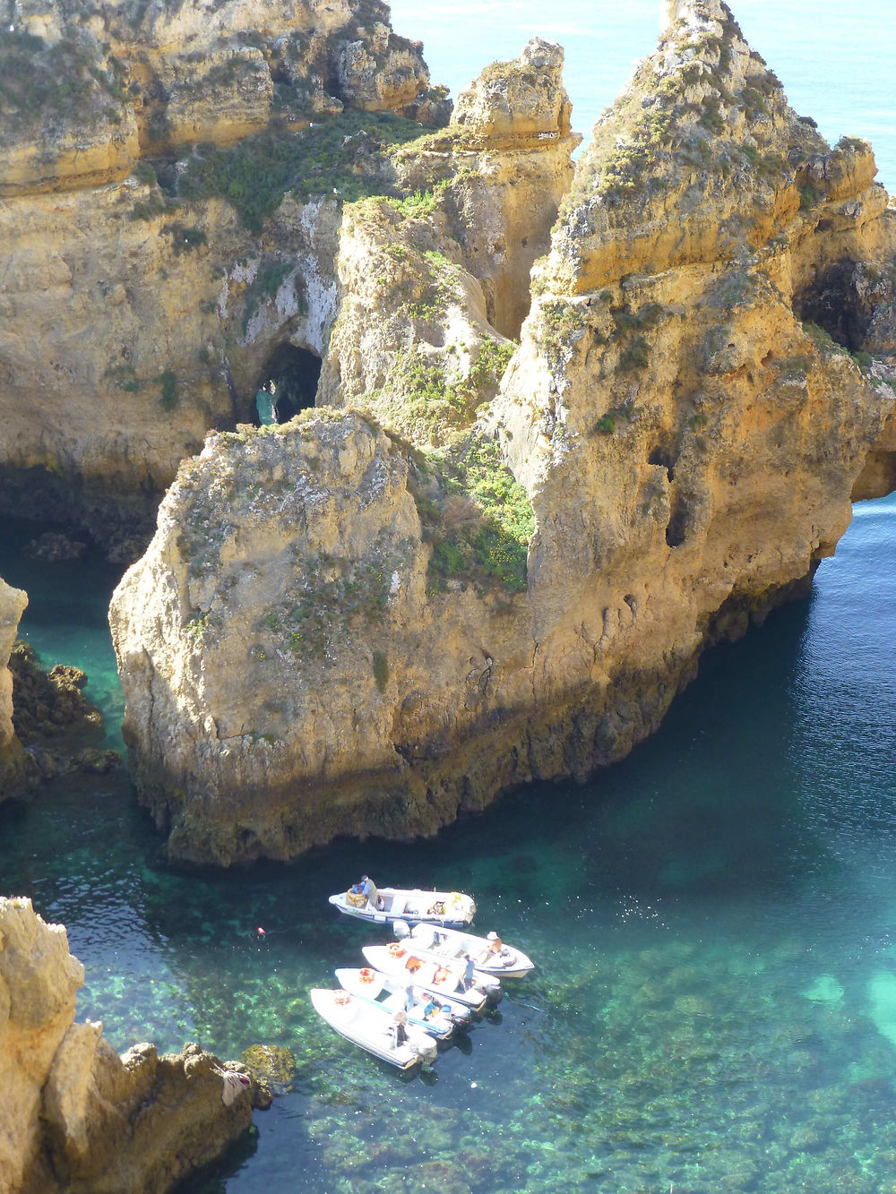 Barques au pied des falaises