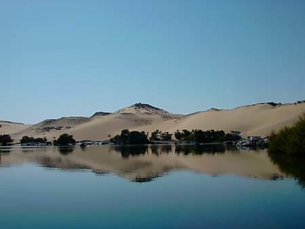 Dunes se reflétant dans le Nil