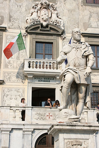 Statue devant le palais des Cavaliers Statue devant le palais des Cavaliers