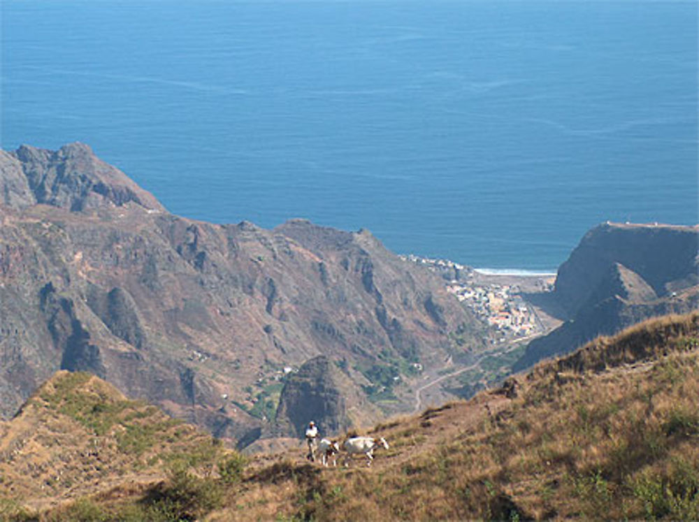 Ribeira da Torre avec la Ville de  Ribeira Grande au fond