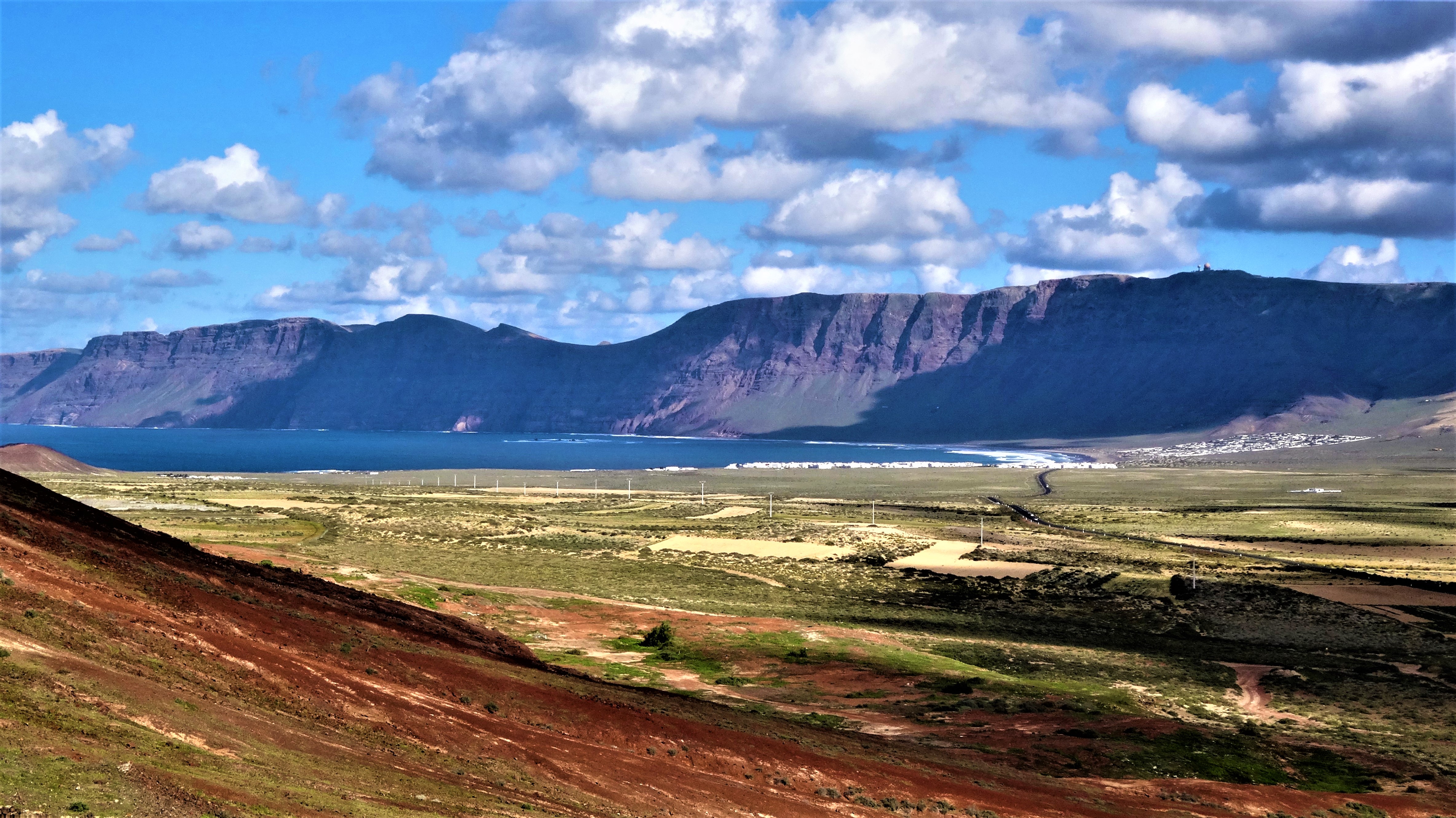 Vue du golfe de Famara et ses falaises Vue du golfe de Famara et ses falaises