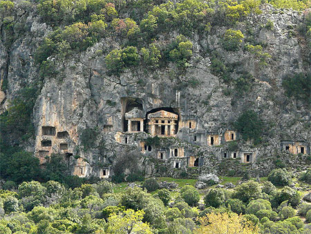 Tombeaux lyciens sur la falaise de Pinara Tombeaux lyciens sur la falaise de Pinara