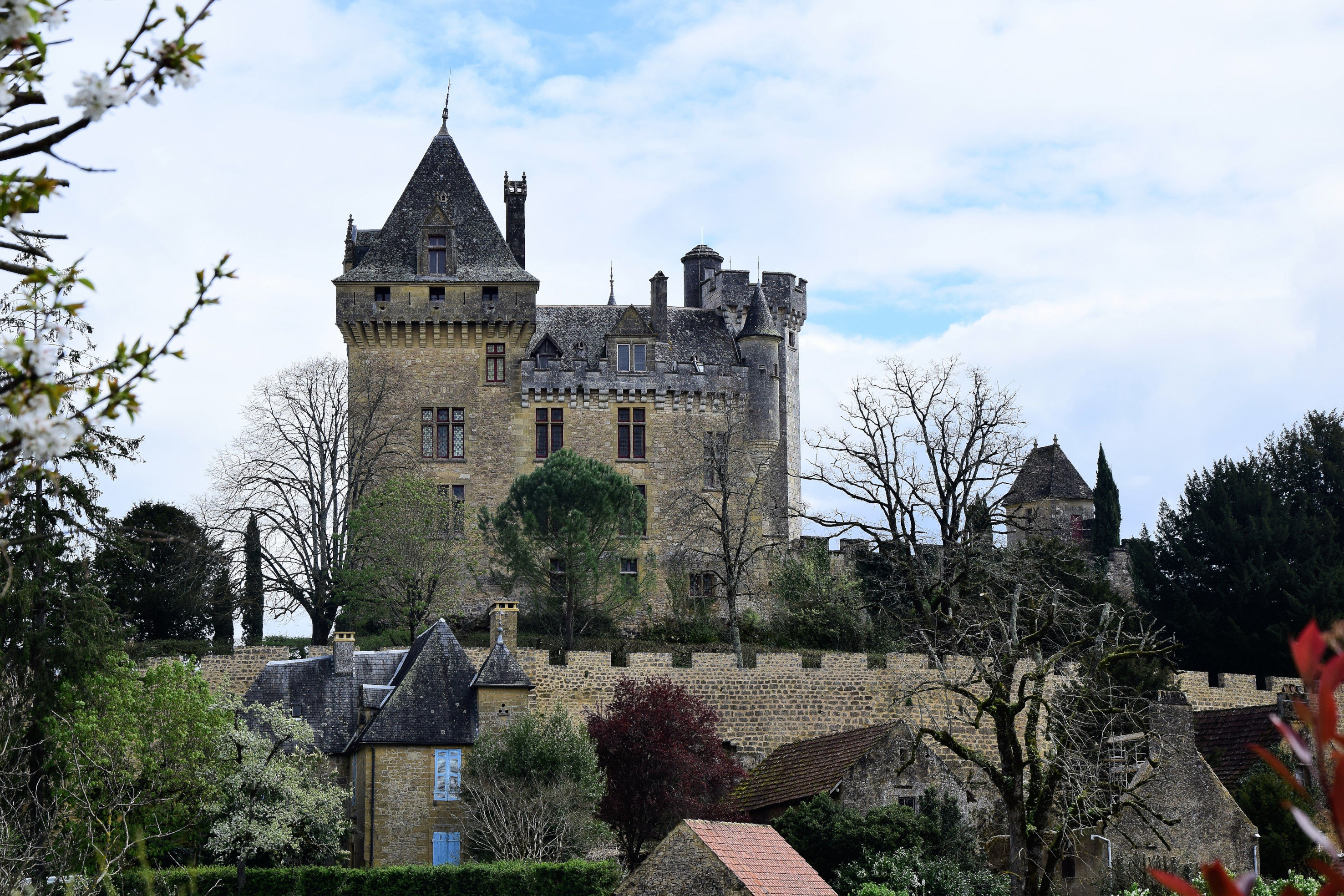 Dominant la Dordogne, le château de Montfort