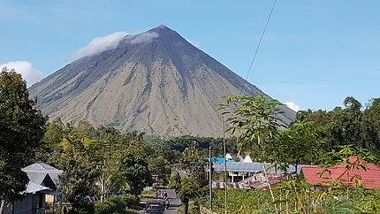 Volcan dans l'ile de Flores (Indonesie)