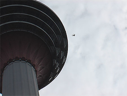 Saut en parapente depuis la Menara KL tower (421 m)