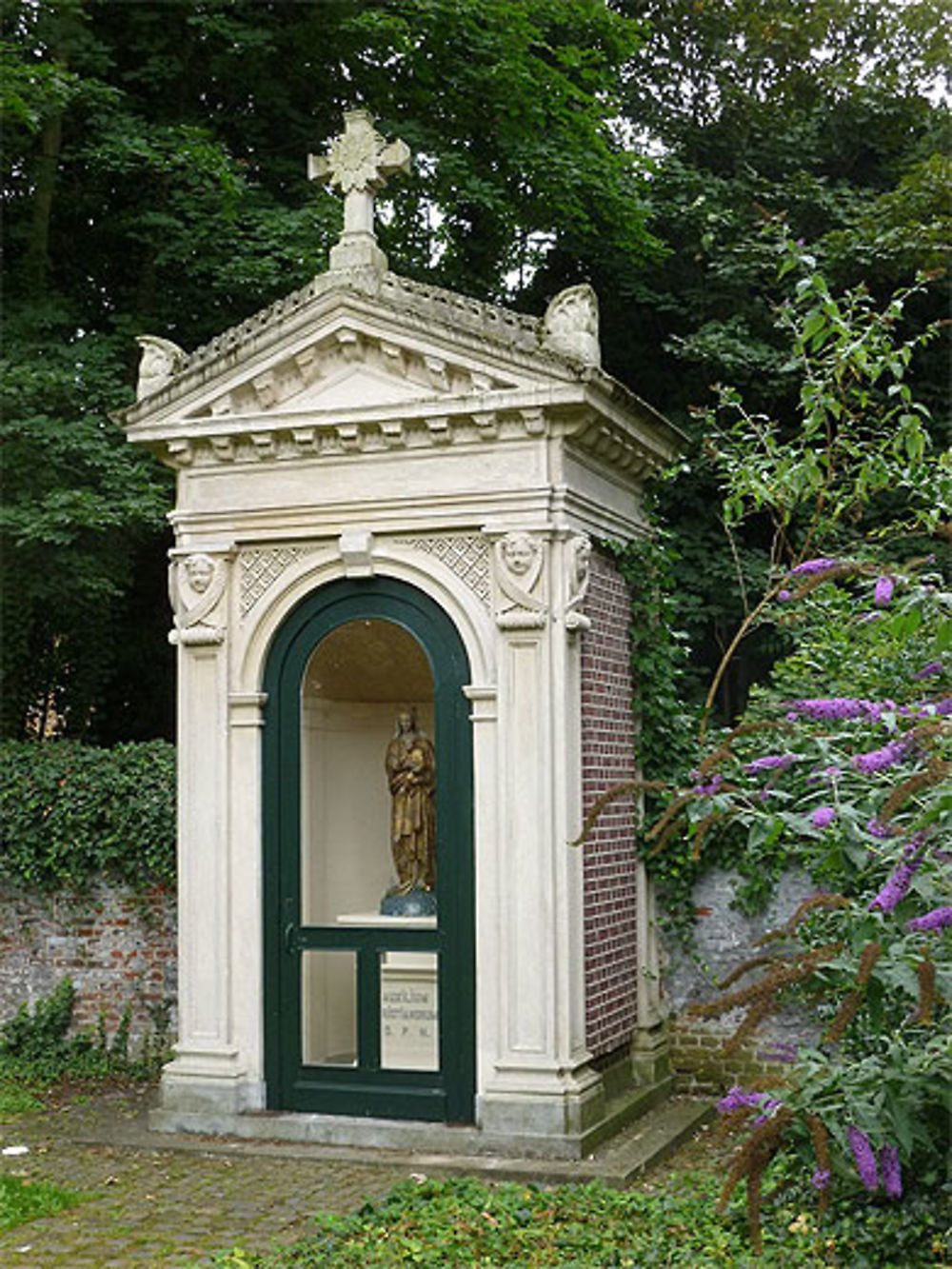 Chapelle au coeur du jardin