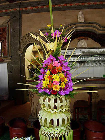 Décoration florale dans un restaurant à Ubud
