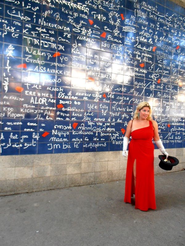 Chanteuse d'opérette devant le mur des 'Je t'aime'