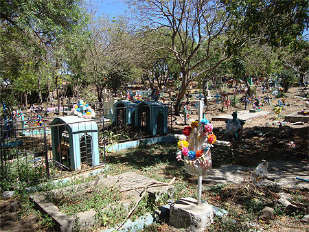 Le petit cimetière de Condega
