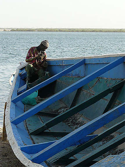 Un pêcheur entretien son bateau