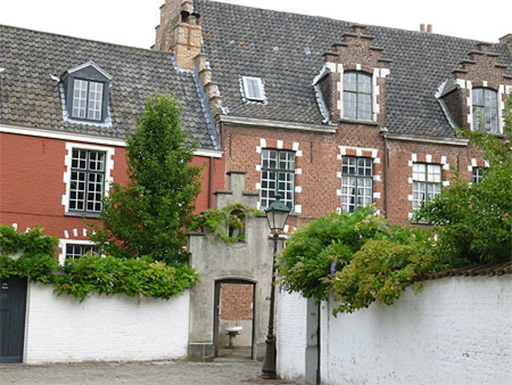 Maison rouge au béguinage