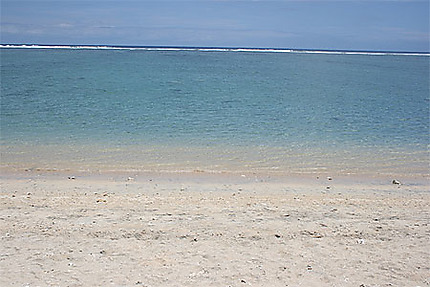 Vue sur le lagon depuis la plage de Trou d'Eau