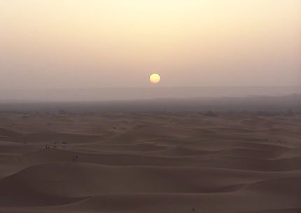 Lever de soleil sur les dunes de l'erg chebbi