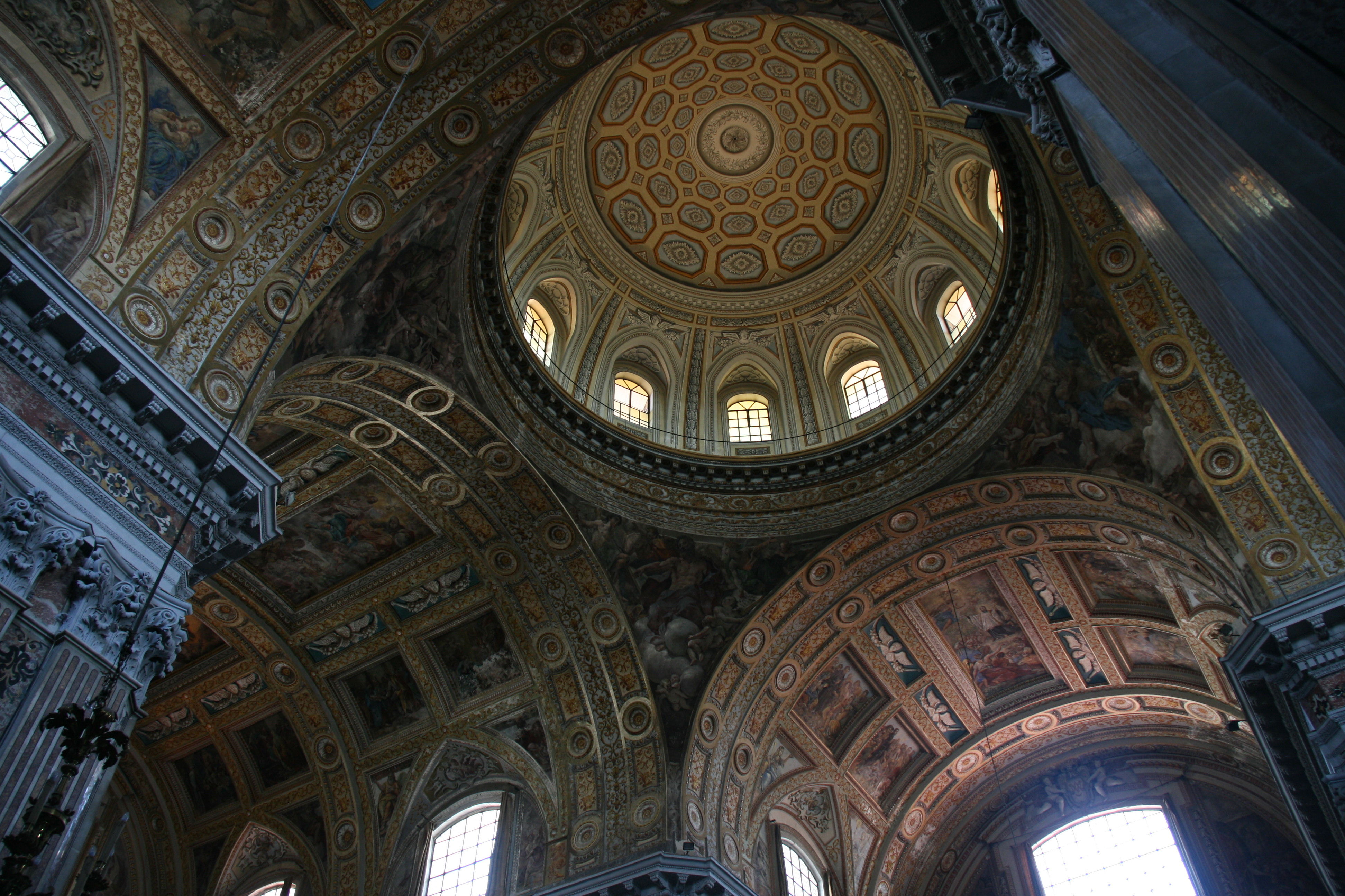 Fantastique dome de l'église Gesu Nuovo