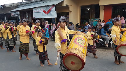 Tambours d'un cortège nuptial en Indonésie