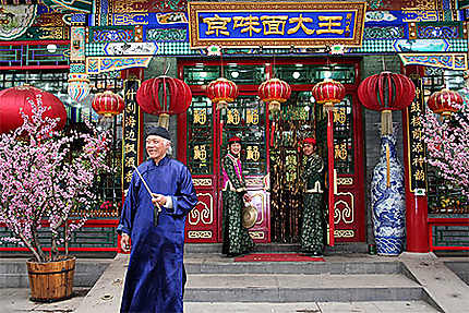Chinois revêtant l'habit traditionnel