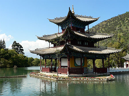 Pagode au milieu d'un lac Pagode au milieu d'un lac