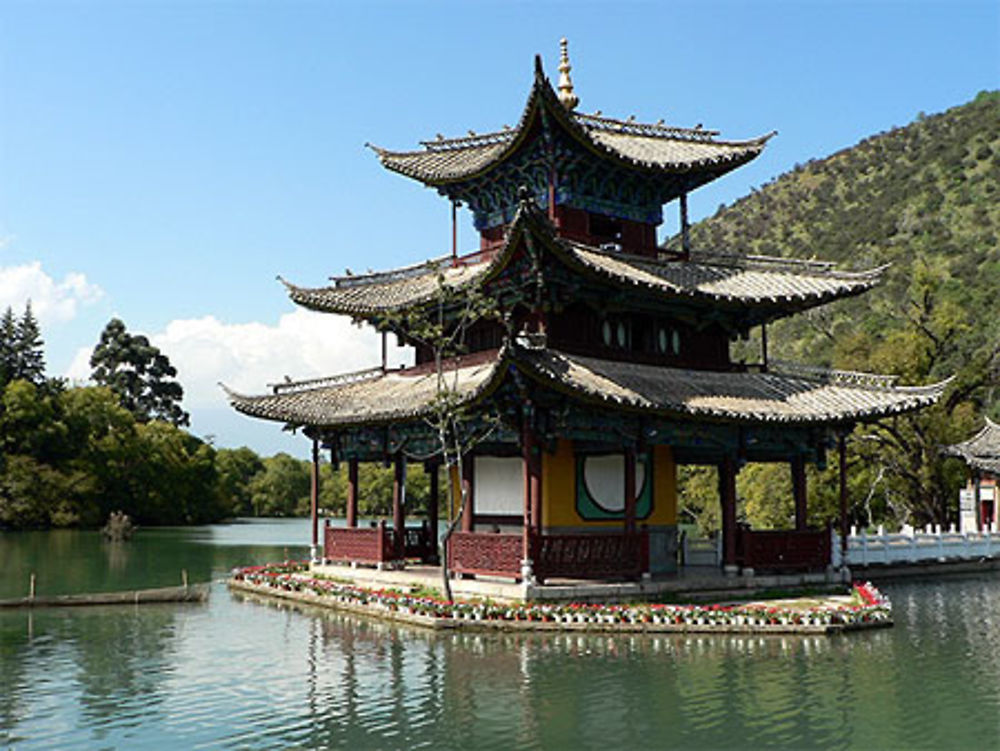 Pagode au milieu d'un lac