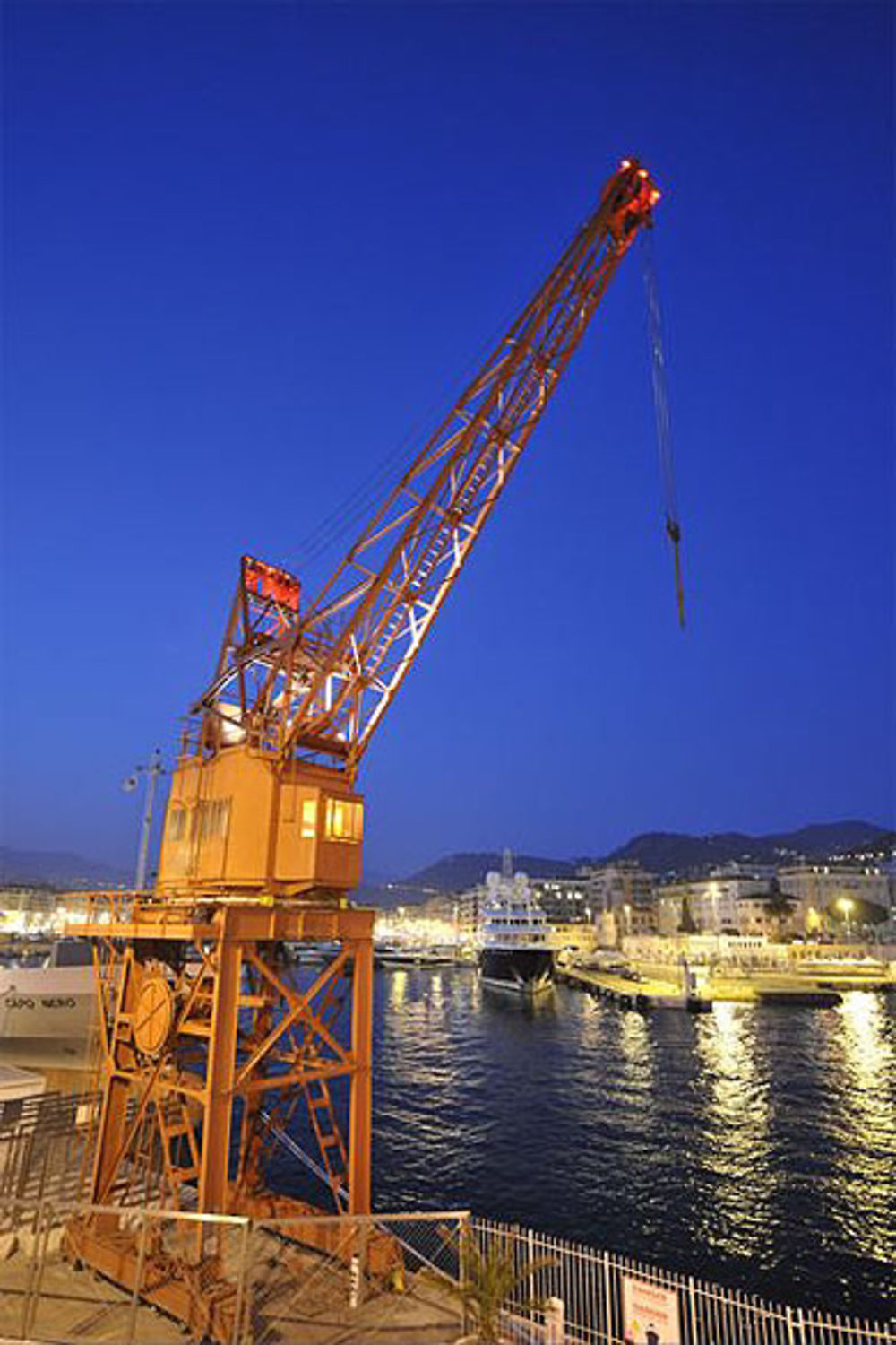 La grue Applevage de 1937 au port de Nice