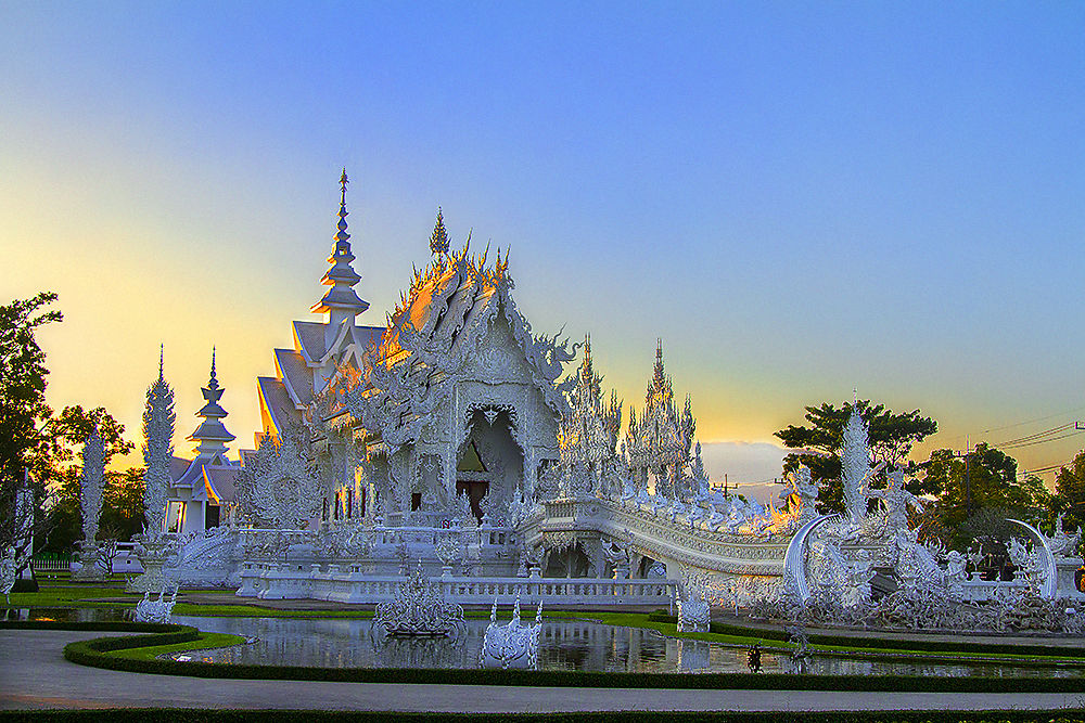 Wat Rong Khun (white temple)