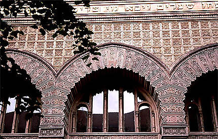 Détails de la façade de la synagogue
