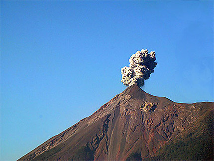 Volcan du feu au Guatemala