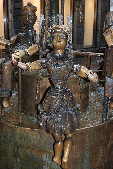 Puppenbrunnen (la fontaine aux poupées) Puppenbrunnen (la fontaine aux poupées)