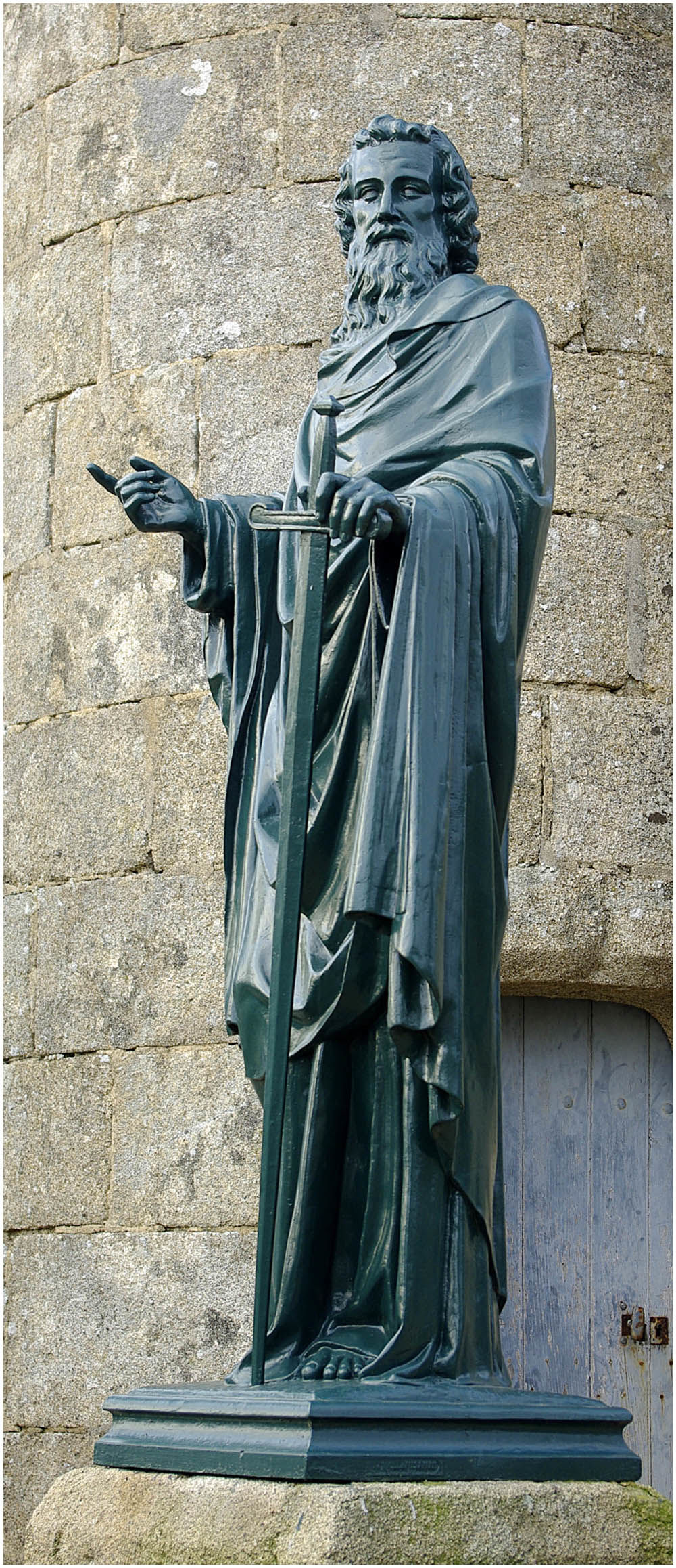 Une statue deavant Notre Dame de la Pitié
