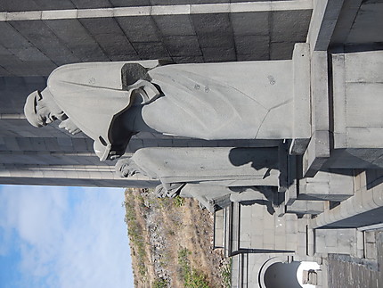 Statues à l'entrée du Matenadaran