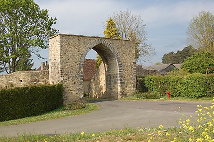 Porte du village de Bourg le Roi