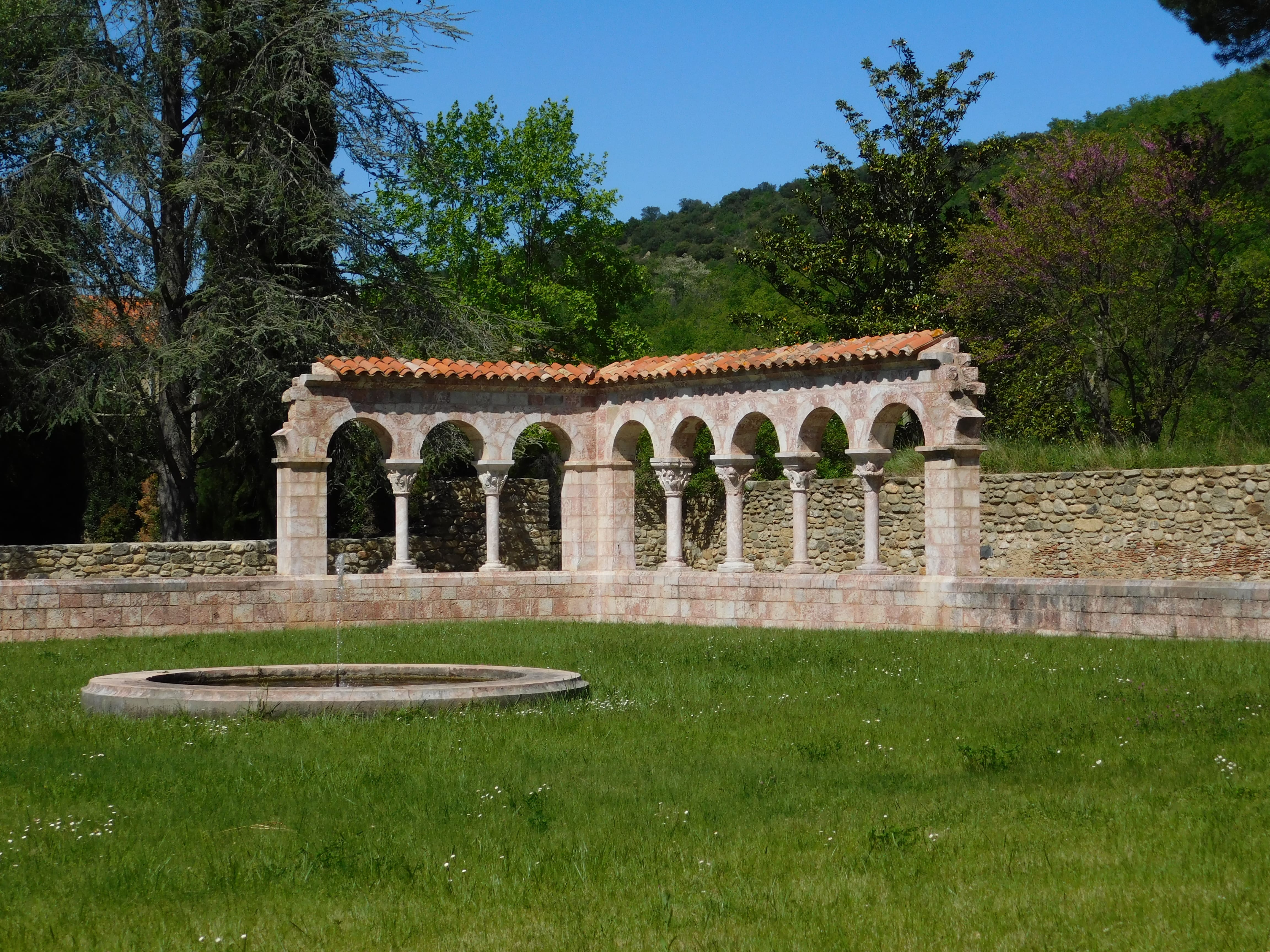 Jardin abbaye Saint-Michel-de-Cuxa Jardin abbaye Saint-Michel-de-Cuxa