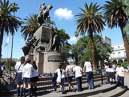 Enfants en uniforme et statue de San Martin 