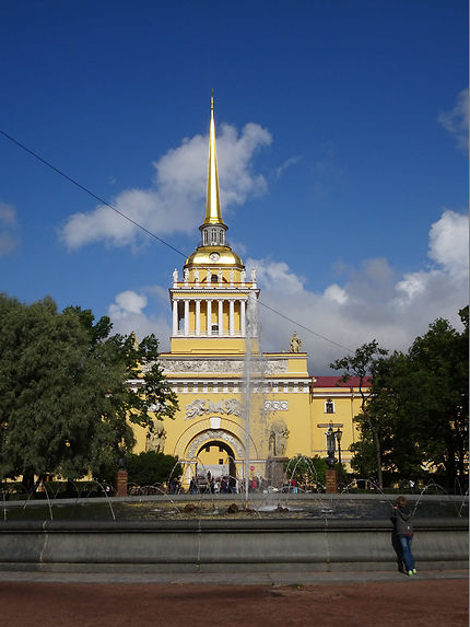 Imposante amirauté de Saint-Pétersbourg
