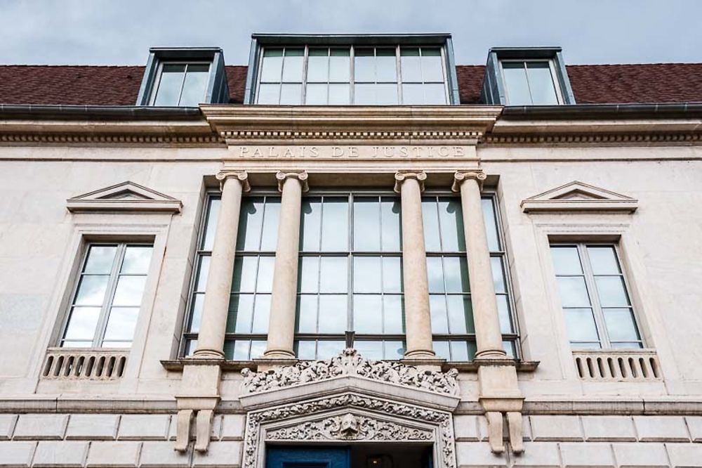 Besançon, Palais de Justice, La façade de l'entrée