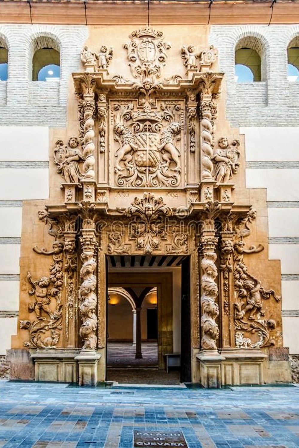 Magnifique porte du palais  de Guevara