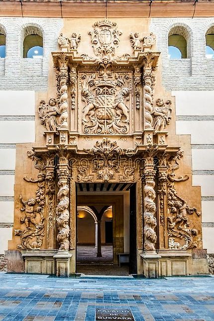 Magnifique porte du palais  de Guevara